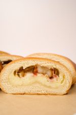 Pan Relleno de Tocineta y Queso - Image 2