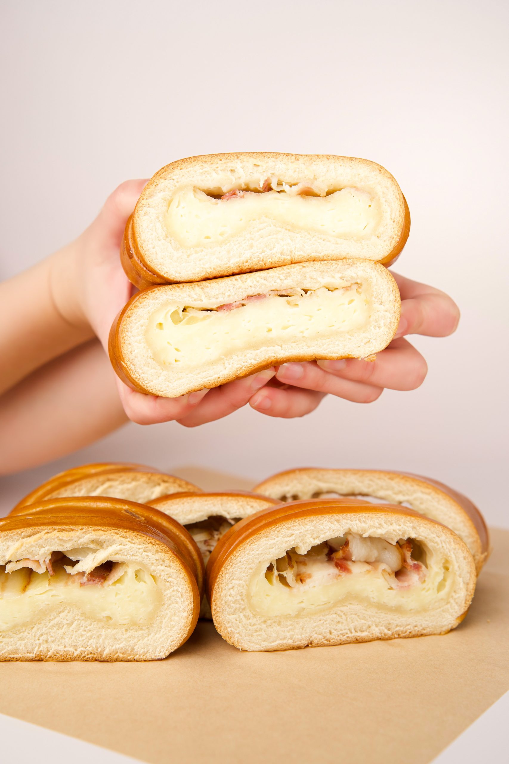 IMG_3137 Pan Relleno de Tocineta y Queso - Image 1